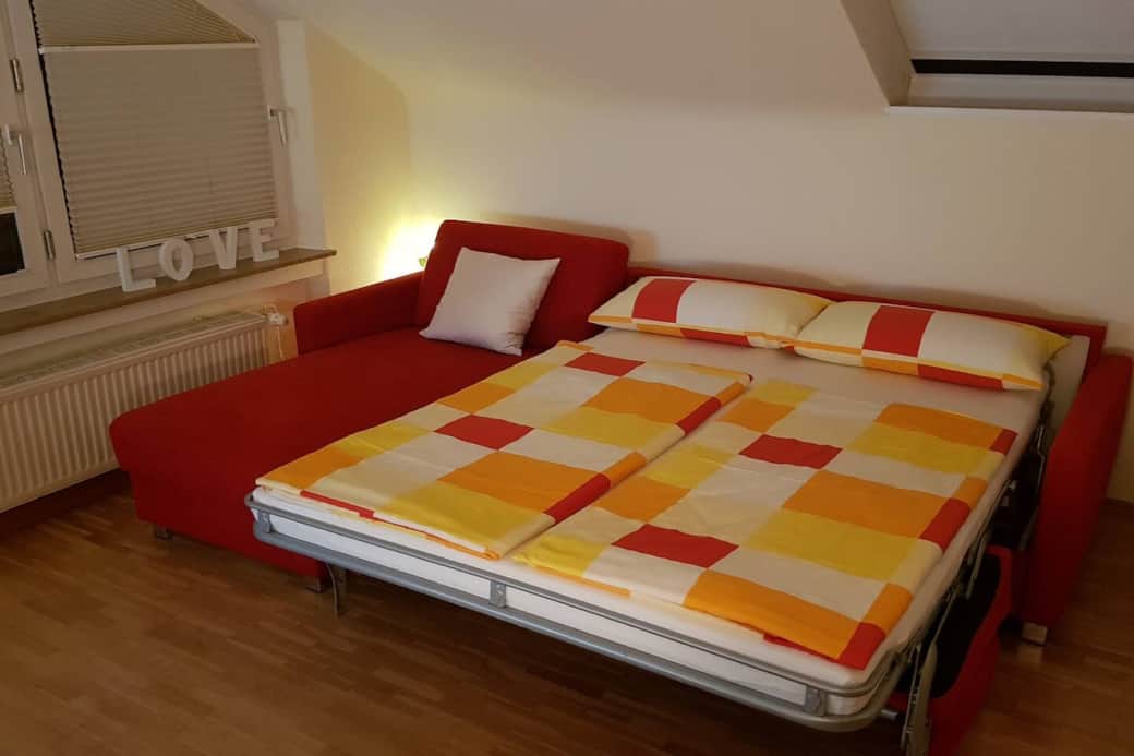 Komfortables Schlafen im Wohnbereich mit zusätzlichem Lattenrost und Matratze. ARISTA Ferienwohnung
