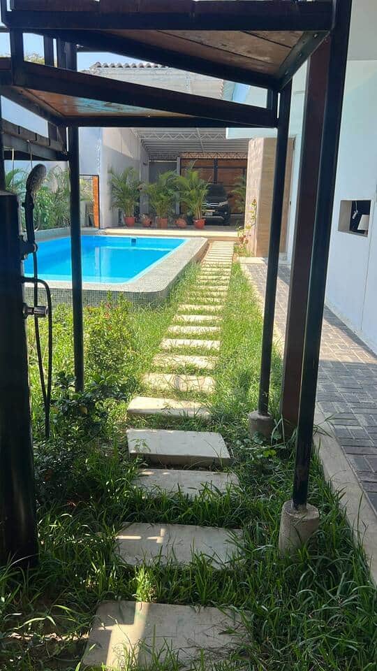 ducha exterior y vista de la piscina