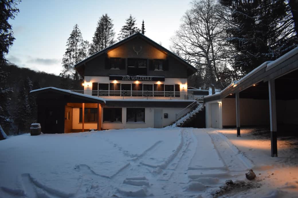 Außenansicht im Winter mit Beleuchtung