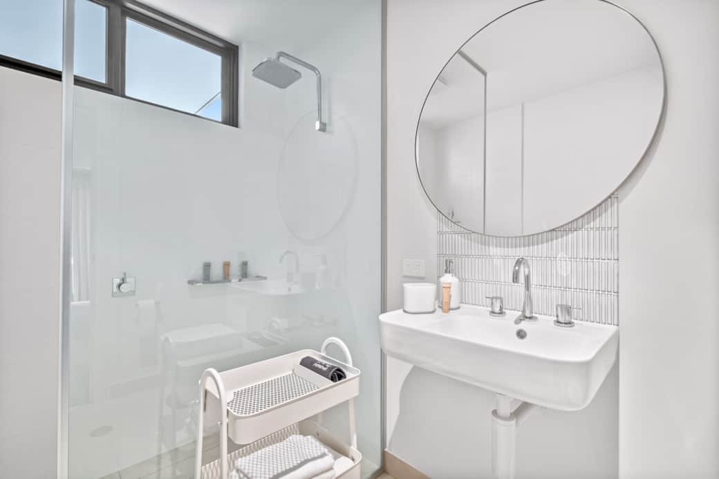 Downstairs master ensuite bathroom and amenities