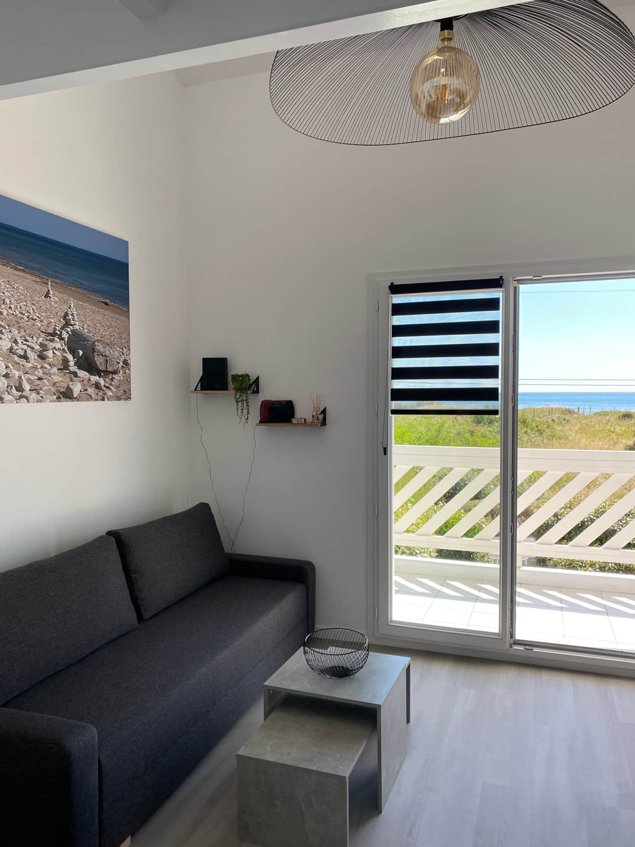 Heller Wohnbereich mit Meerblick