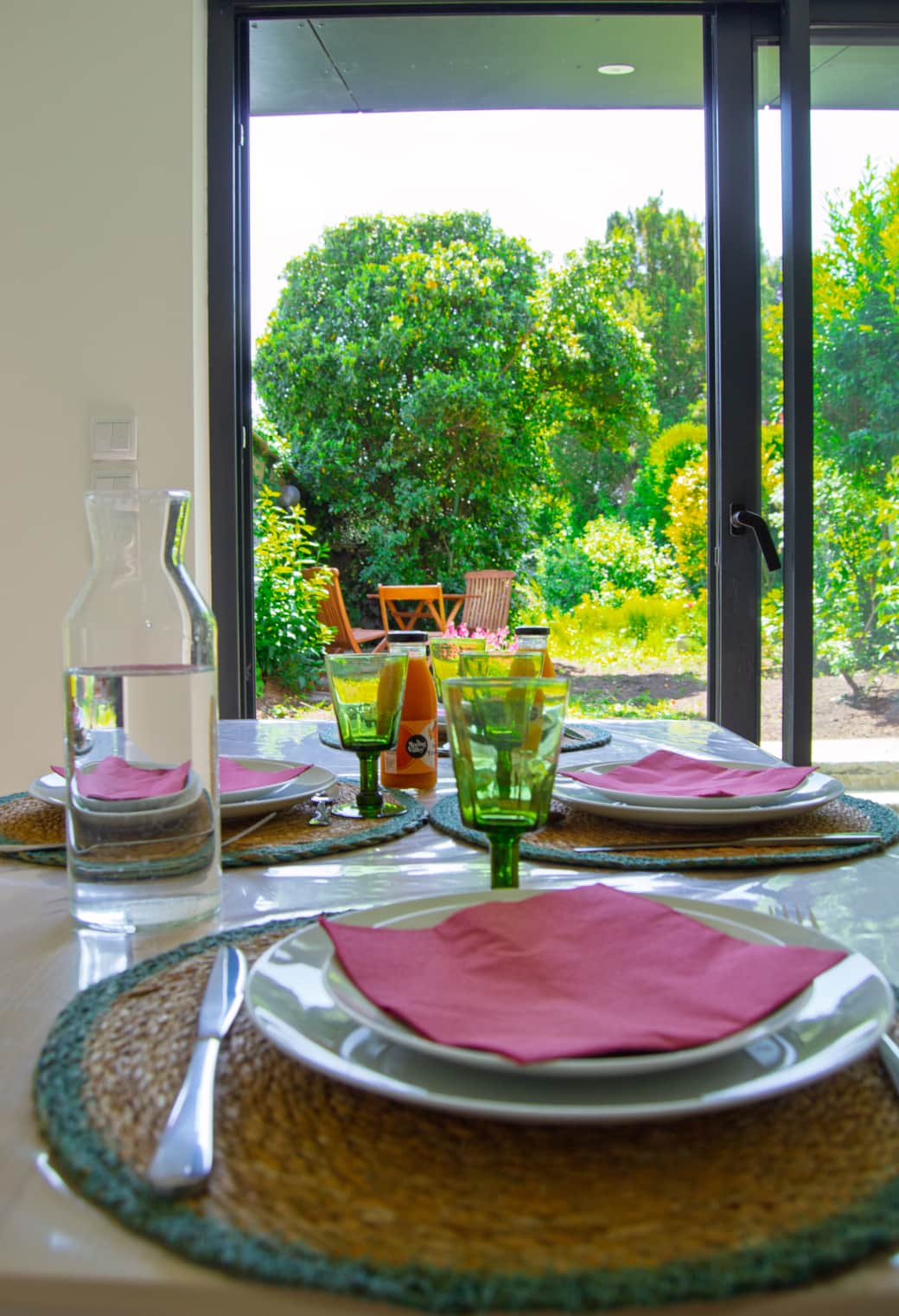 Table à manger gros plan vaisselle