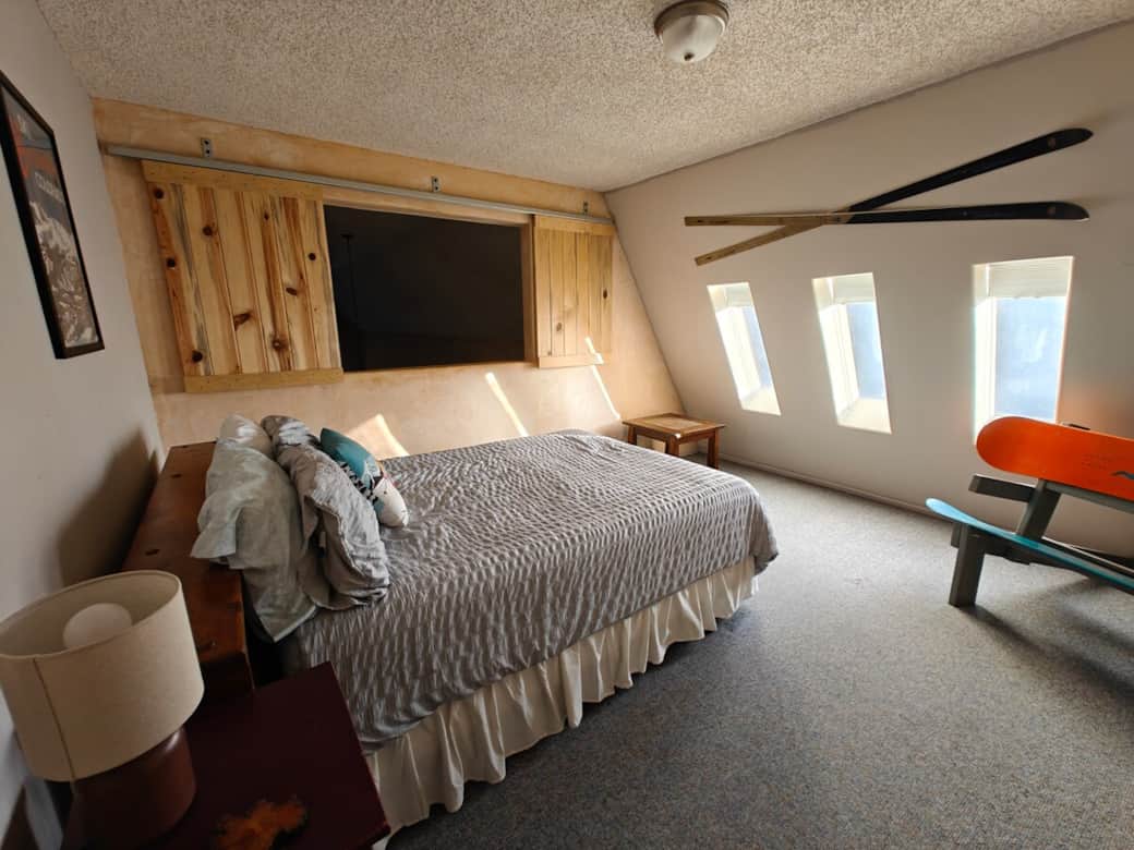 Bedroom with Queen size bed // Ski/snowboard room