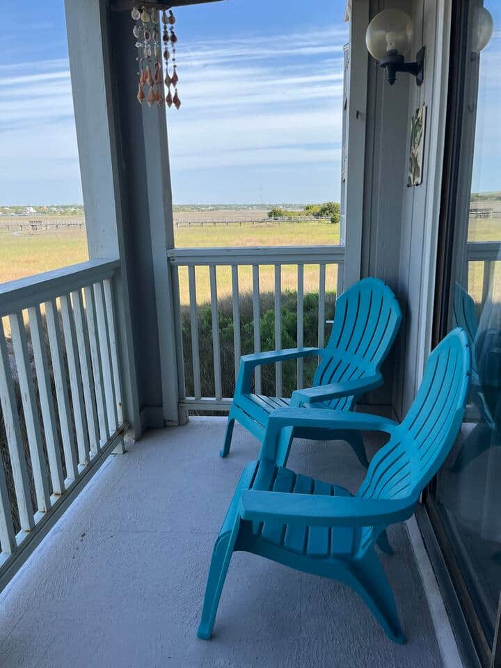 Relax on the back porch. Great spot to see the marsh come alive with seabirds. Relax on the back porch. Great spot to see the marsh come alive with seabirds.