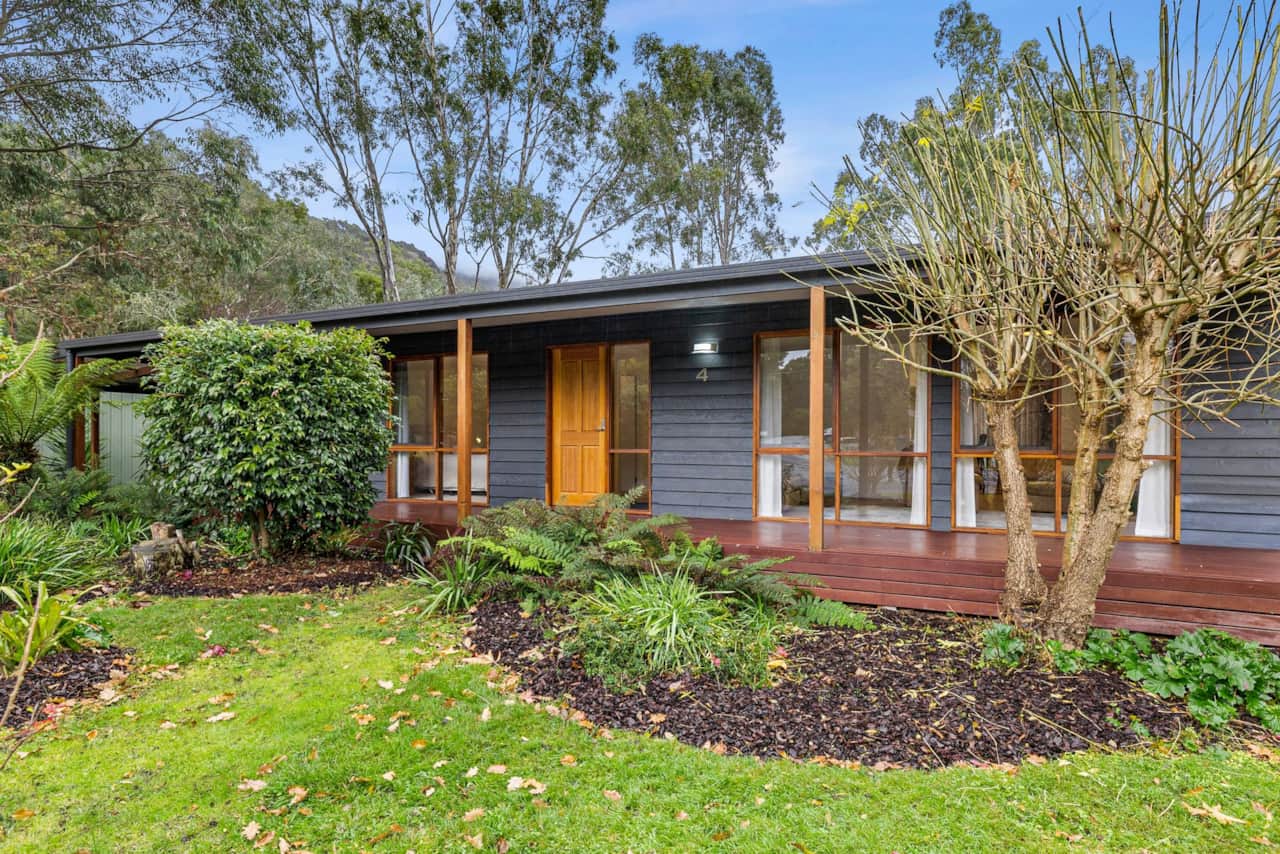 Welcome to our cozy 3-bedroom cottage in Halls Gap, offering comfort and convenience.