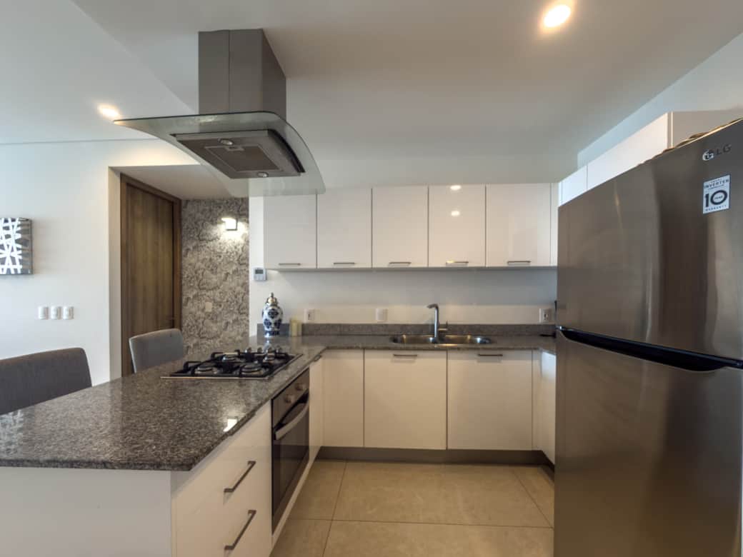 Cocina de lujo en Camino al Mar Mazatlán: barra de granito, acero inoxidable y diseño moderno.