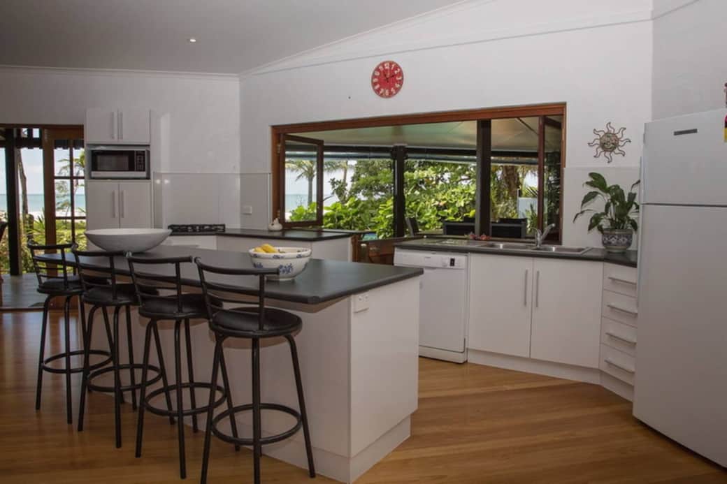 Gecko's Cottage - Kitchen to pool and ocean Gecko's Cottage - Kitchen to pool and ocean