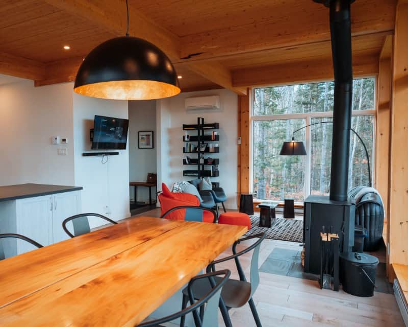 Vue sur la salle à dîner et salon