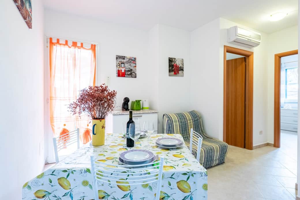 Zona giorno luminosa e accogliente, caratterizzata da ampie finestre che inondano l’ambiente di luce naturale e offrono un accesso diretto al giardino privato. Lo spazio include un pratico divano letto, ideale per ospitare comodamente una persona. Zona giorno luminosa e accogliente, caratterizzata da ampie finestre che inondano l’ambiente di luce naturale e offrono un accesso diretto al giardino privato. Lo spazio include un pratico divano letto, ideale per ospitare comodamente una persona.