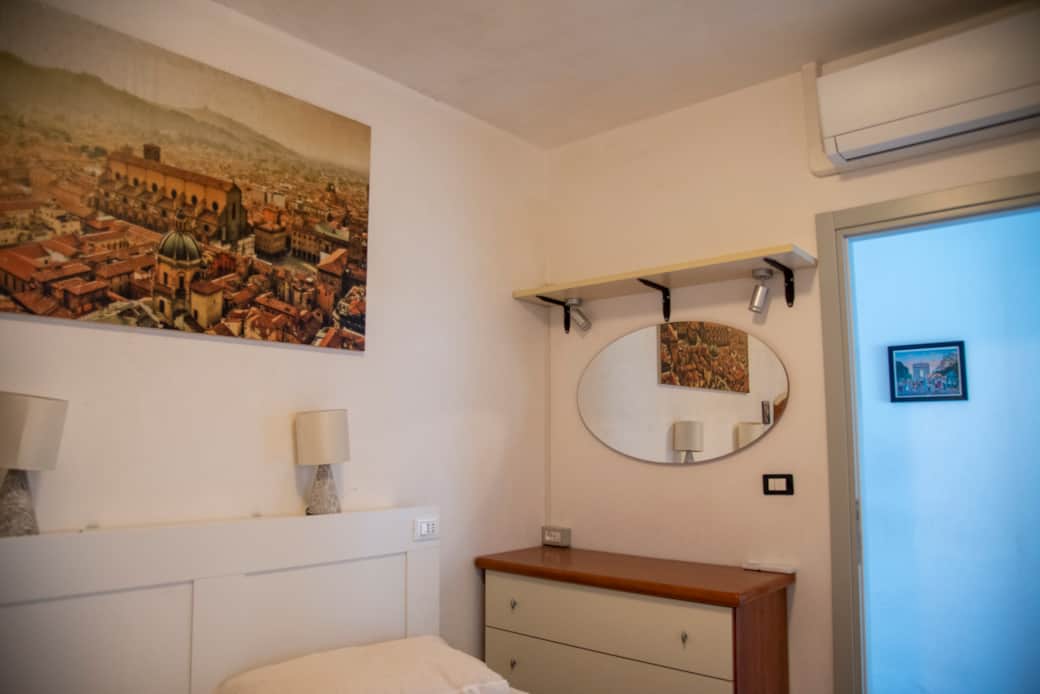 Camera matrimoniale + letto a castello