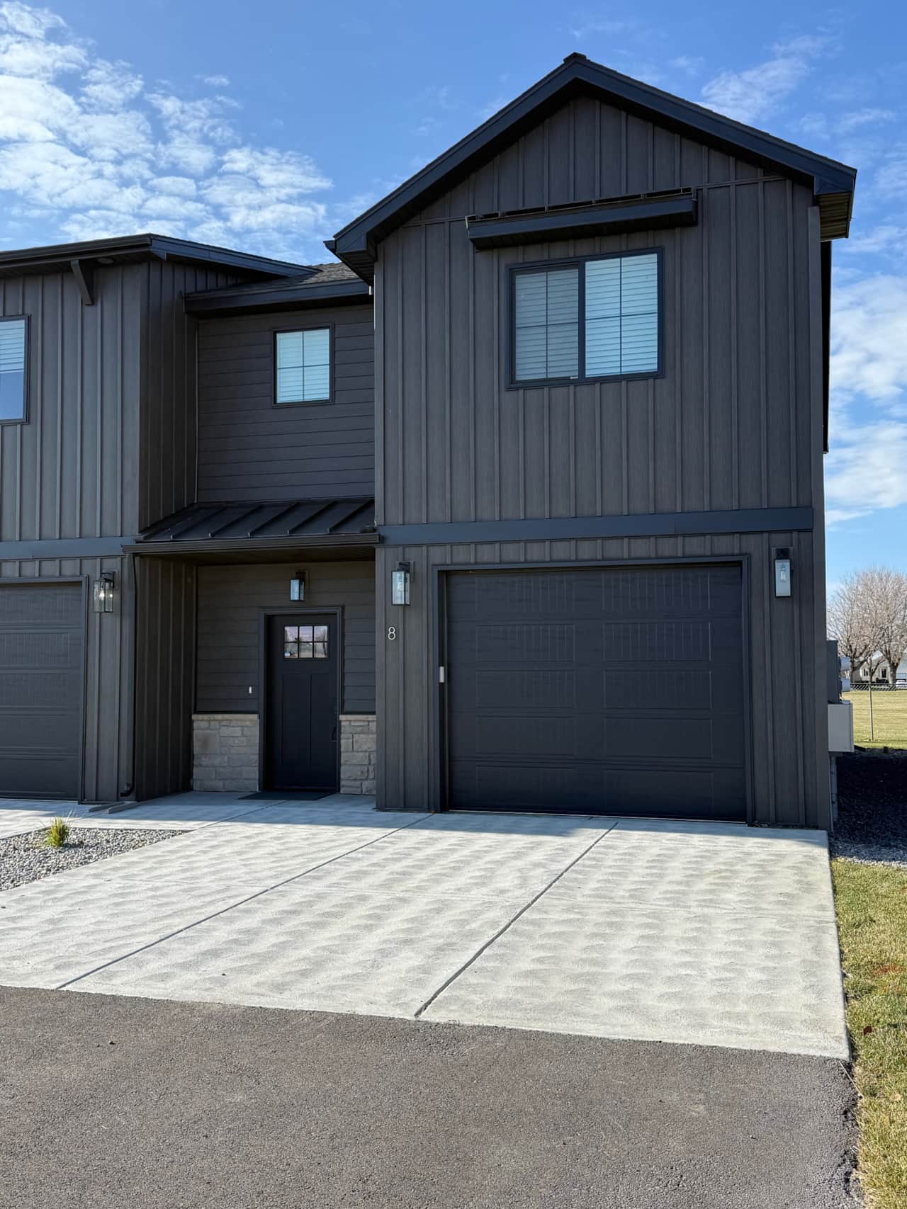 Front entrance w/garage
