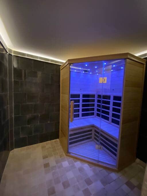 Espace sauna dans une nacienne cuve à vin sous terre Espace sauna dans une nacienne cuve à vin sous terre