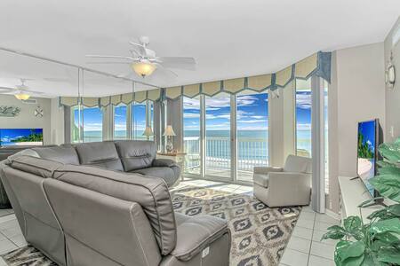 Spacious & Bright Living Room w/ Luxury Reclining Sofa