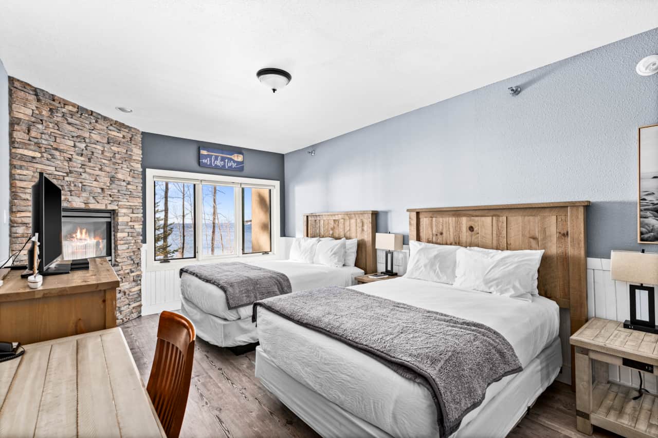 Cozy queen bed with stunning lake views right from the window