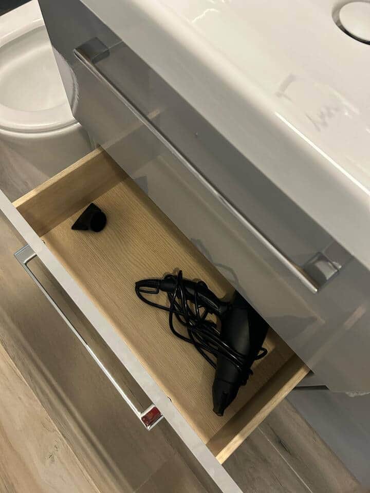 un sèche cheveux à disposition