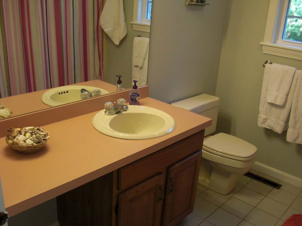 Convenient first-floor bathroom with a full bathtub and fresh towels, perfect for unwinding after a day on Cape Cod. Convenient first-floor bathroom with a full bathtub and fresh towels, perfect for unwinding after a day on Cape Cod.