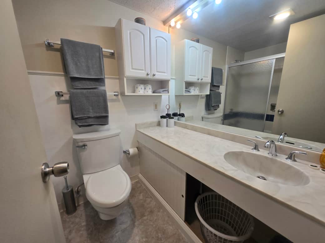 Full bathroom Full bathroom