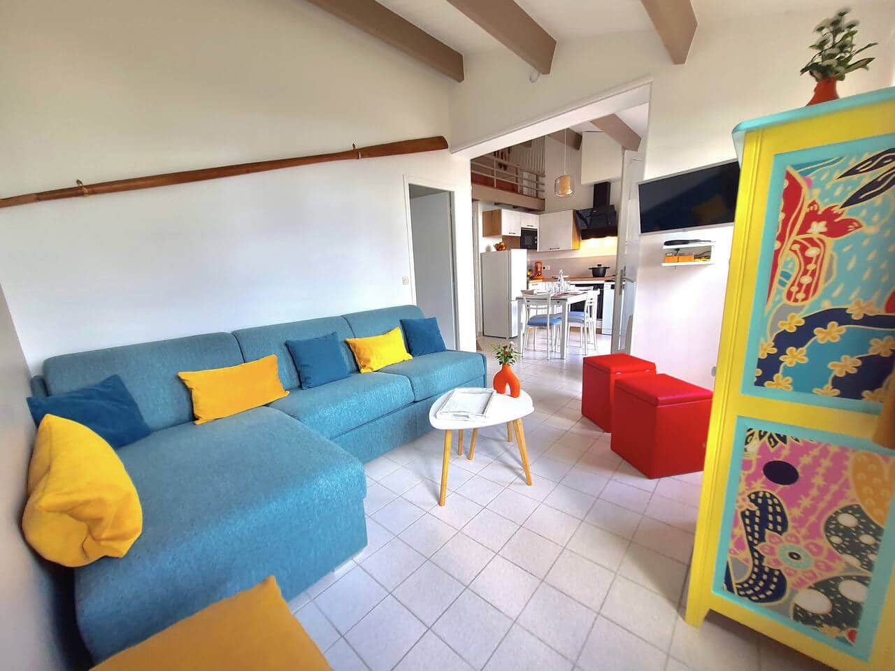 Salon ouvert sur la cuisine, idéal pour partager de bons moments.


