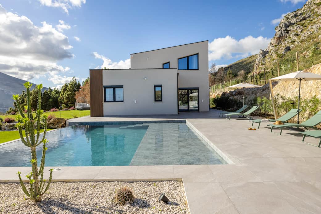 Pool with solarium
