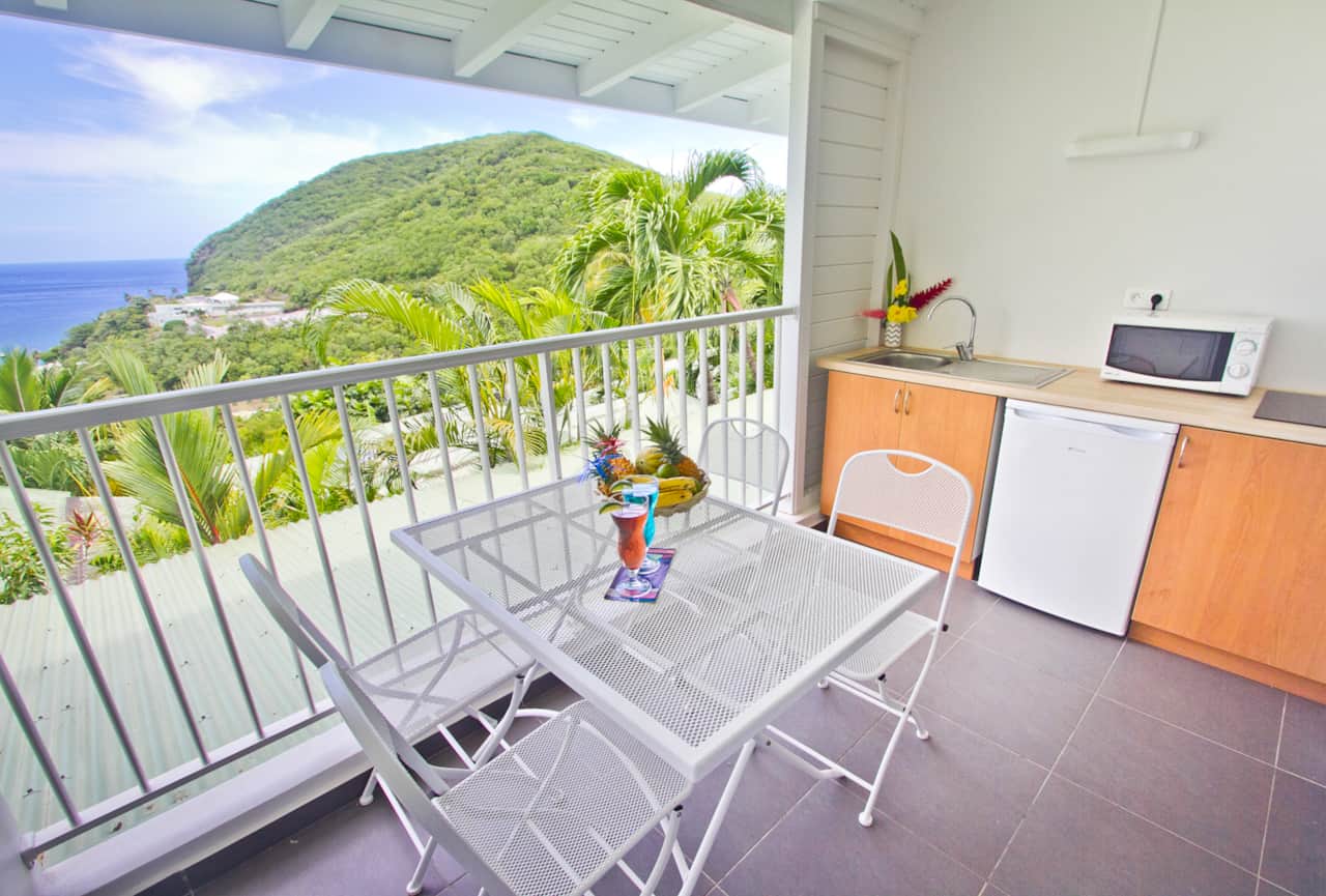 The terrace and kitchenette of the Duplex Cacao Résidence O Coeur de Deshaies