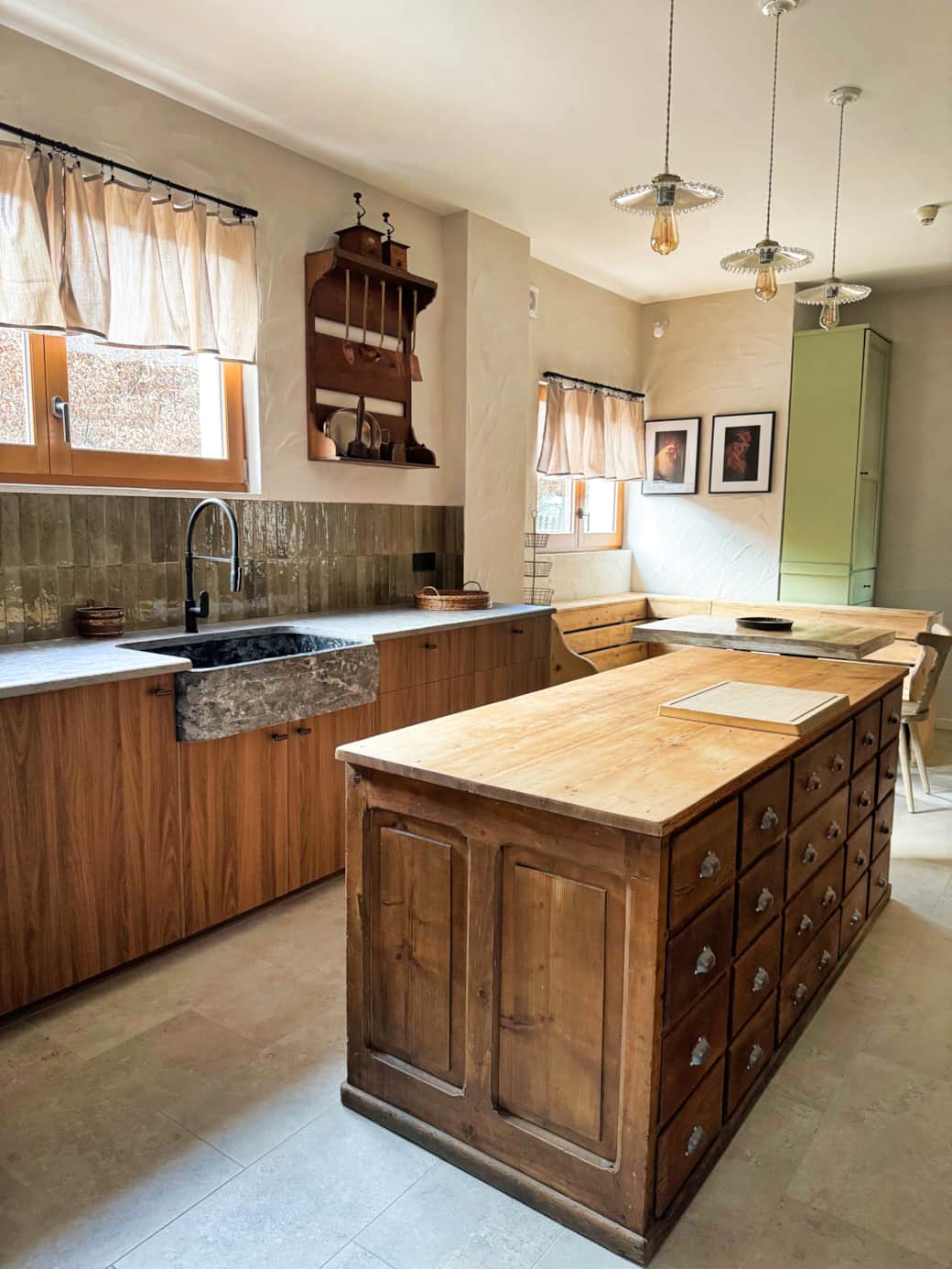 La cuisine est baignée de lumière le matin La cuisine est baignée de lumière le matin