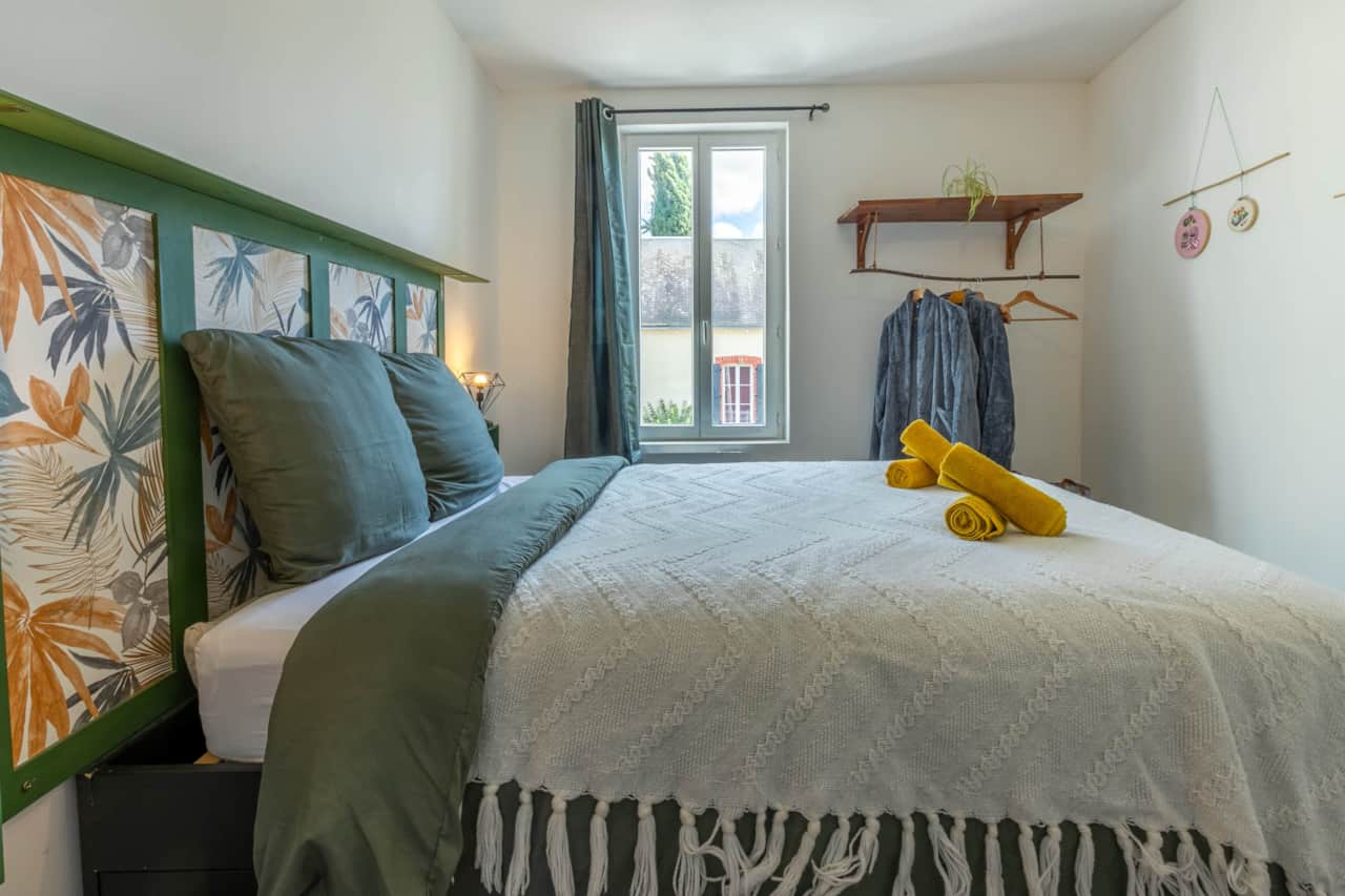 Chambre avec lit double à l'étage du gîte