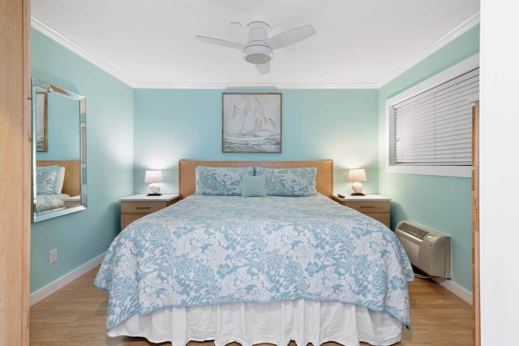 King bed in bedroom King bed in bedroom