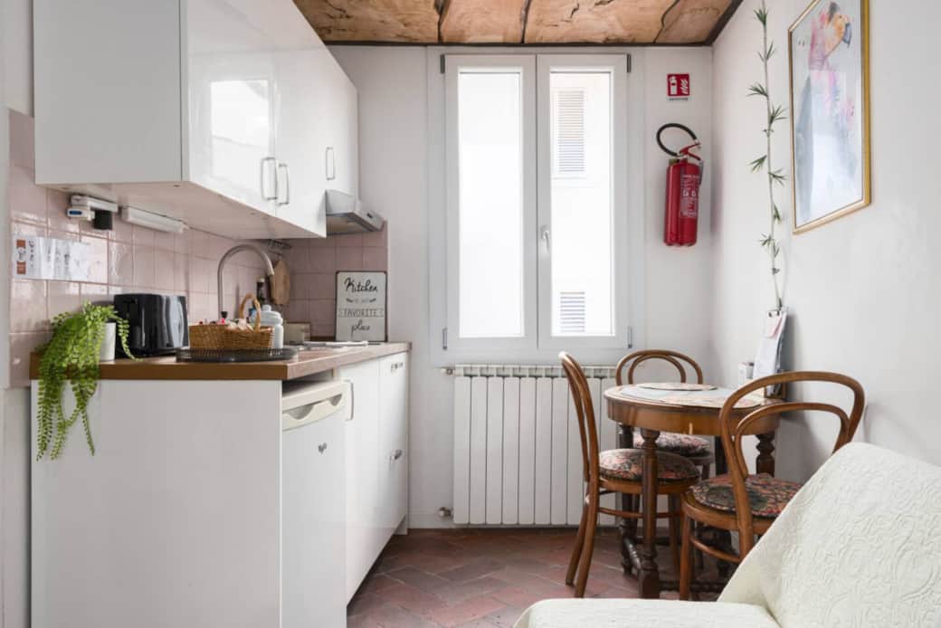 “Nido del Condor” – Intimo rifugio nel cuore di Firenze Scopri il fascino del "Nido del Condor", un accogliente appartamento nel centro storico di Firenze. Intimo e ricco di charme, è il luogo ideale per chi cerca un rifugio romantico. La camera sopp “Nido del Condor” – Intimo rifugio nel cuore di Firenze Scopri il fascino del "Nido del Condor", un accogliente appartamento nel centro storico di Firenze. Intimo e ricco di charme, è il luogo ideale per chi cerca un rifugio romantico. La camera sopp