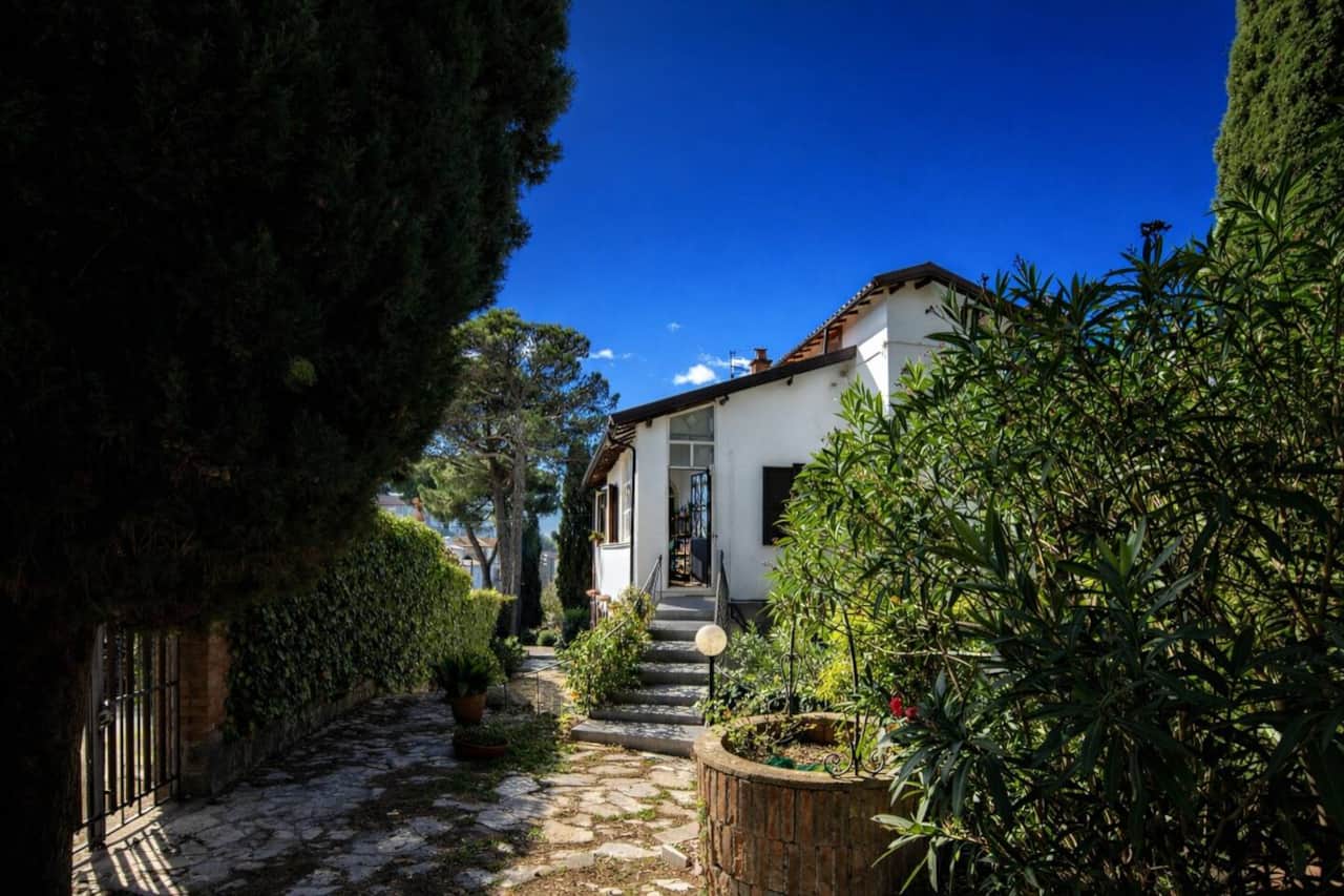 Esterni immersi nel verde, con accesso indipendente e area curata che circonda la casa. La posizione panoramica regala una splendida vista aperta sul paesaggio circostante e sul mare, ideale per momenti di relax all’aria aperta.