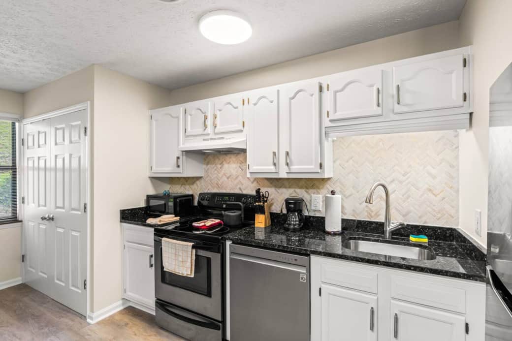 Full kitchen Full kitchen