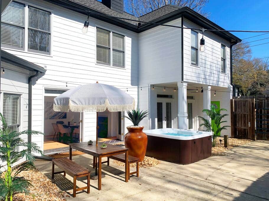 Luxury family vacation: Cinema room, hot tub, sleeps 15 guests. Book now!