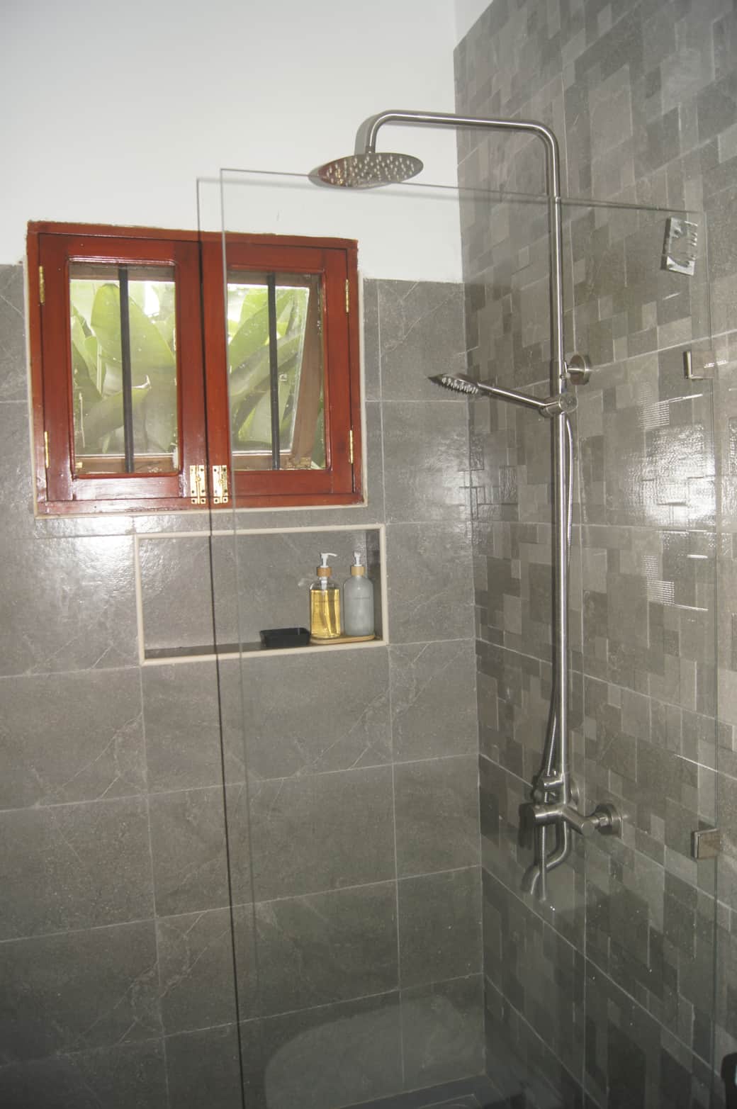 The Orange Room Bathroom - Shower without splashing water into the rest of the space