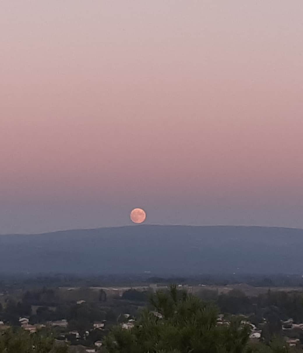 Vue du toit terrasse : lever de Lune rousse 