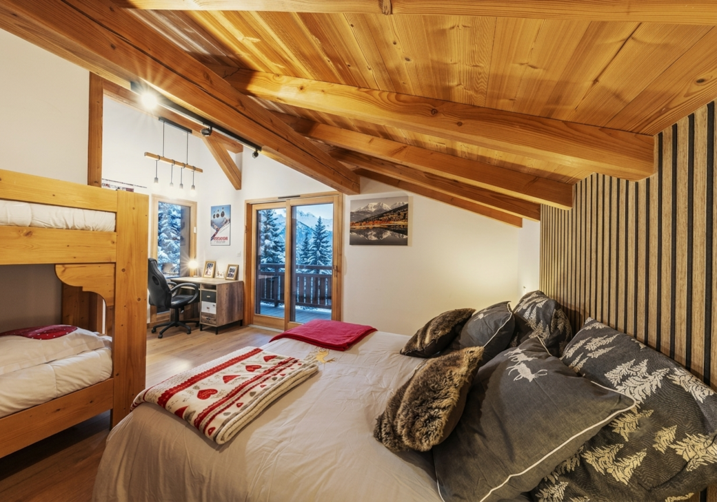family room with 4 sleeps, balcony with mountain view