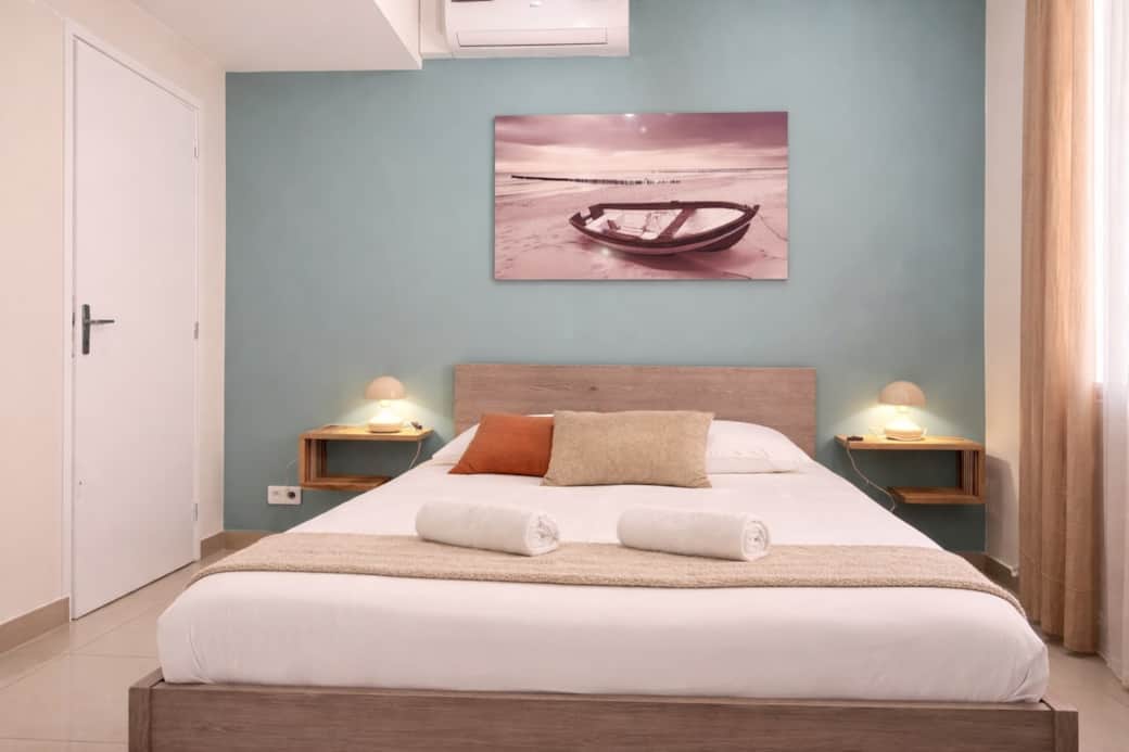 Chambre principale avec lit double confortable et linge de lit hôtelier pour des nuits reposantes au cœur de Nice. Chambre principale avec lit double confortable et linge de lit hôtelier pour des nuits reposantes au cœur de Nice.