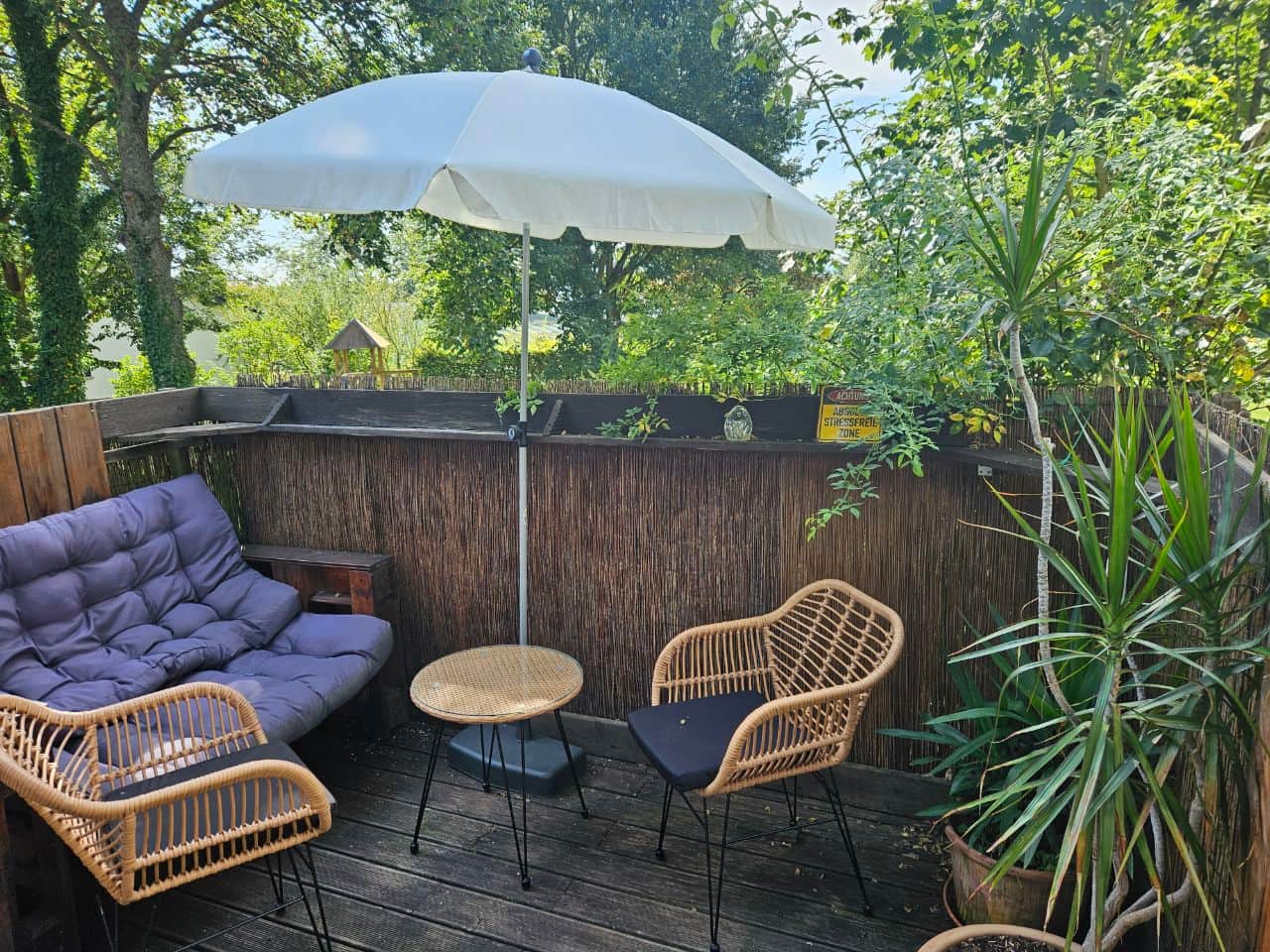 Garten, Terrasse und Spielplatz