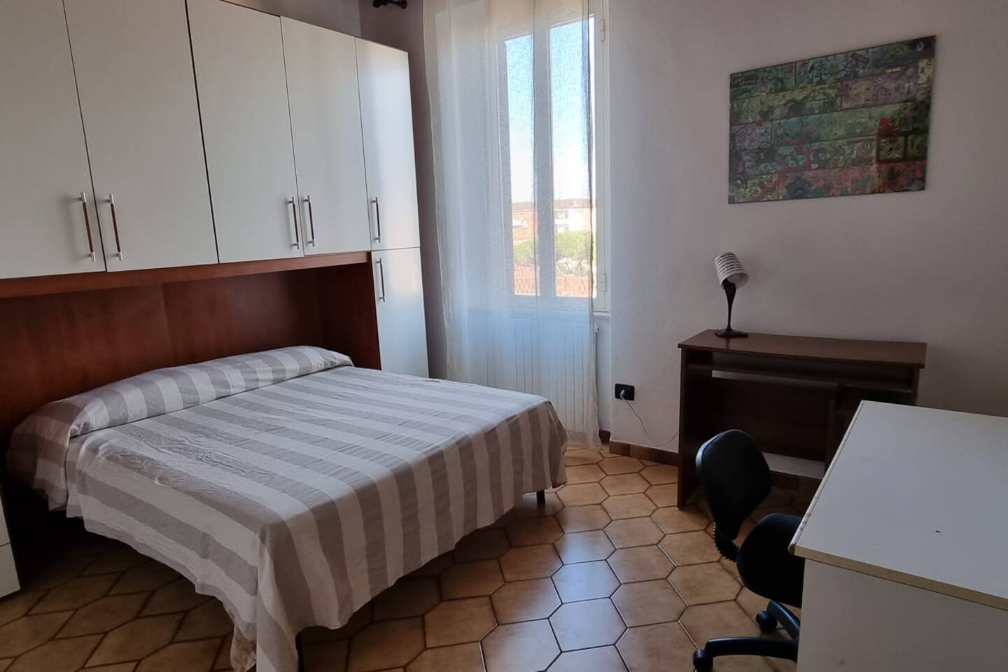 Seconda Camera da letto con Ampi Armadi e zona lavoro