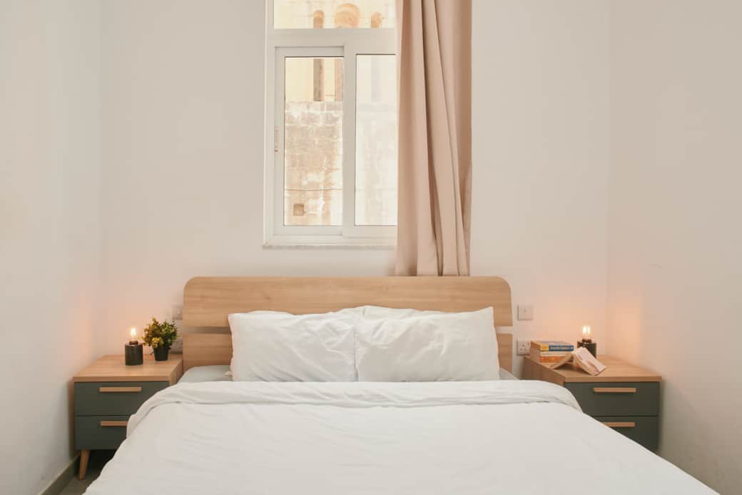 Main bedroom w/ ensuite