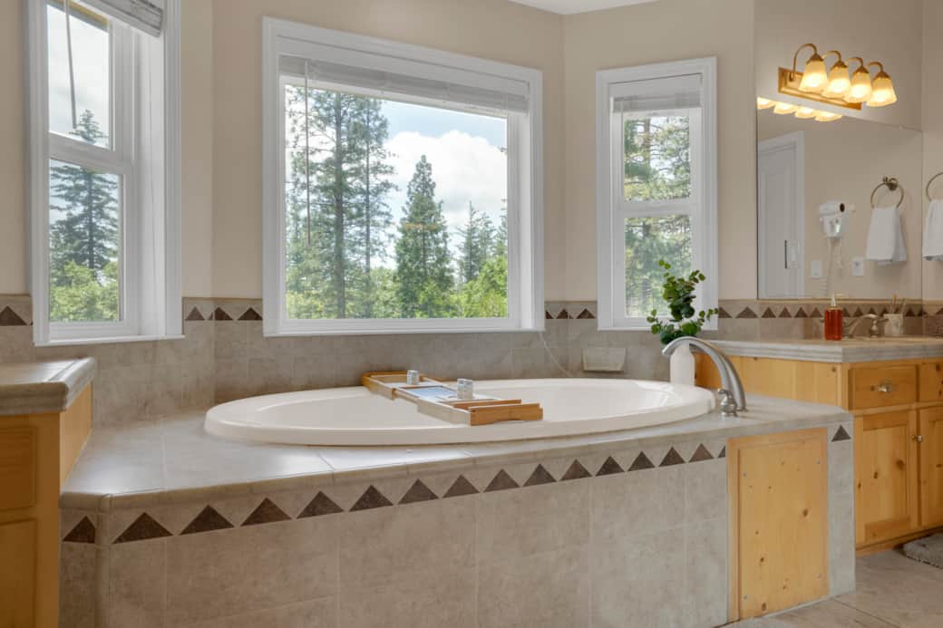 Spa tub in master bathroom