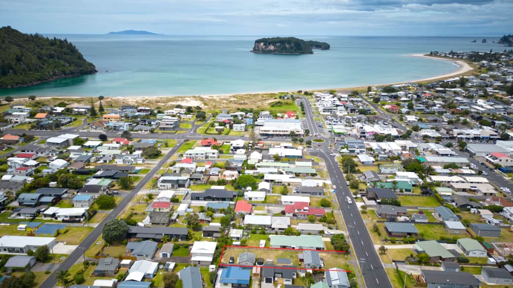 Whangamata Bach close to town & the beach