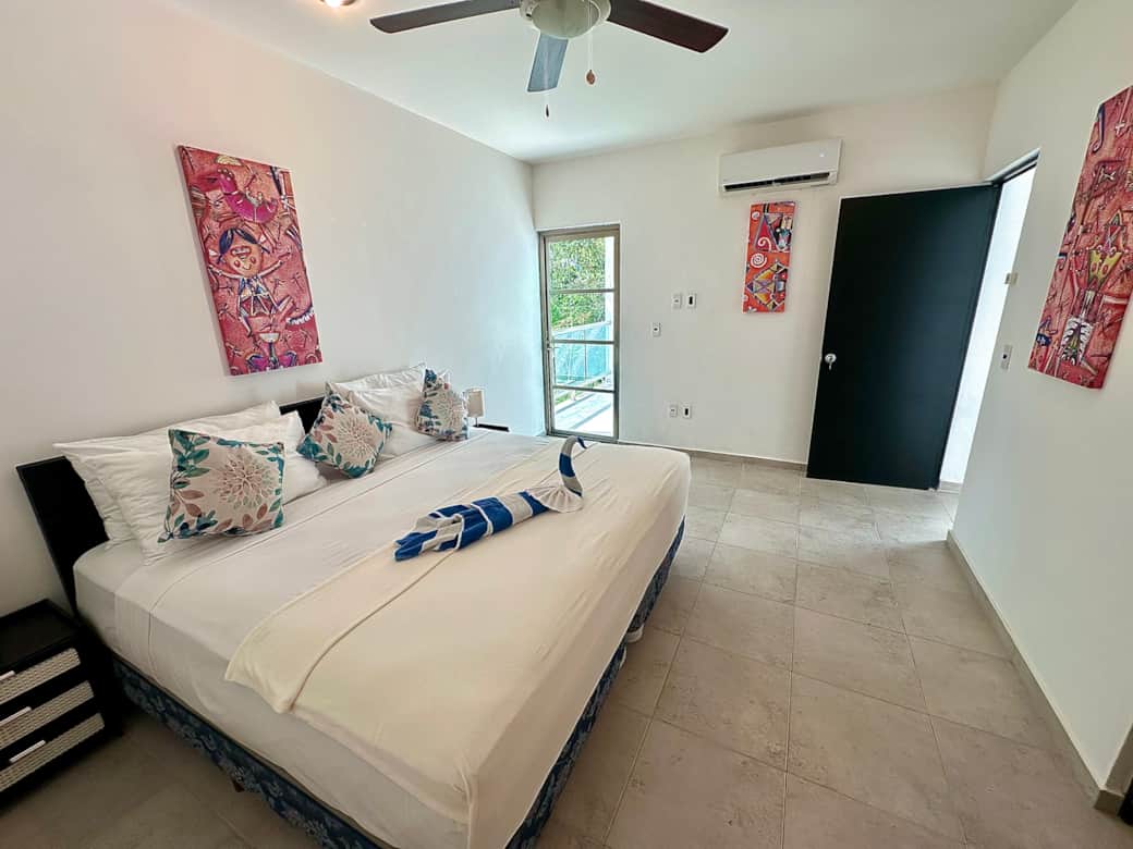 Bedroom with King Size bed and access to the terrace
