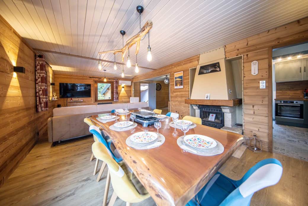 Venez vous retrouver autour de la magnifique table en bois prévue pour 8 personnes, ambiance chaleureuse Venez vous retrouver autour de la magnifique table en bois prévue pour 8 personnes, ambiance chaleureuse