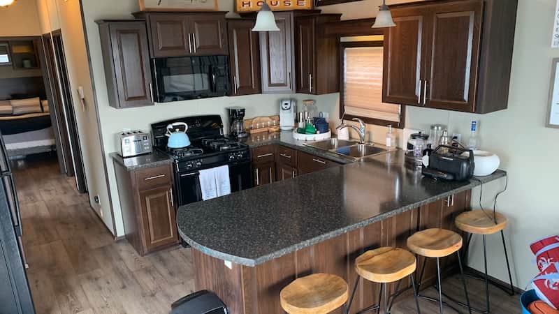 Kitchen and Breakfast bar