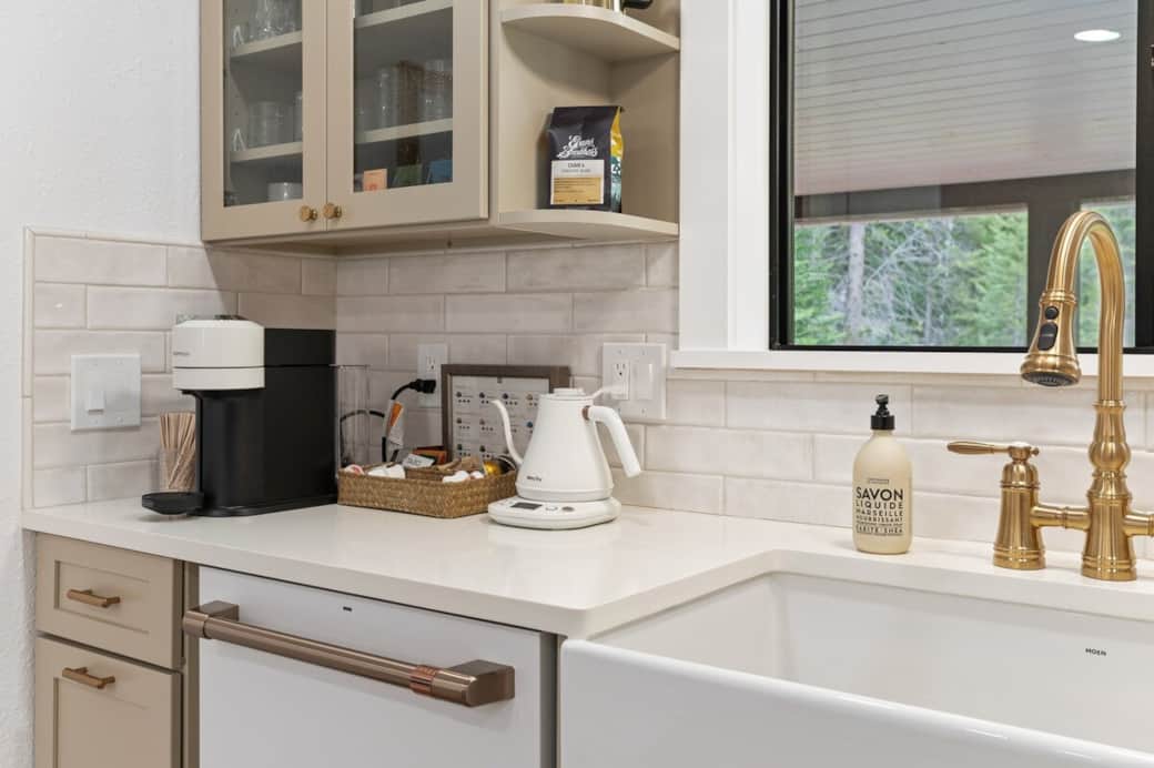 Deluxe Coffee and Tea station! Nespresso machine and Kettle. French press with local yummy coffee. Small drawer with cooking and baking supplies. Trash is conveniently under the drawer. Just PULL.