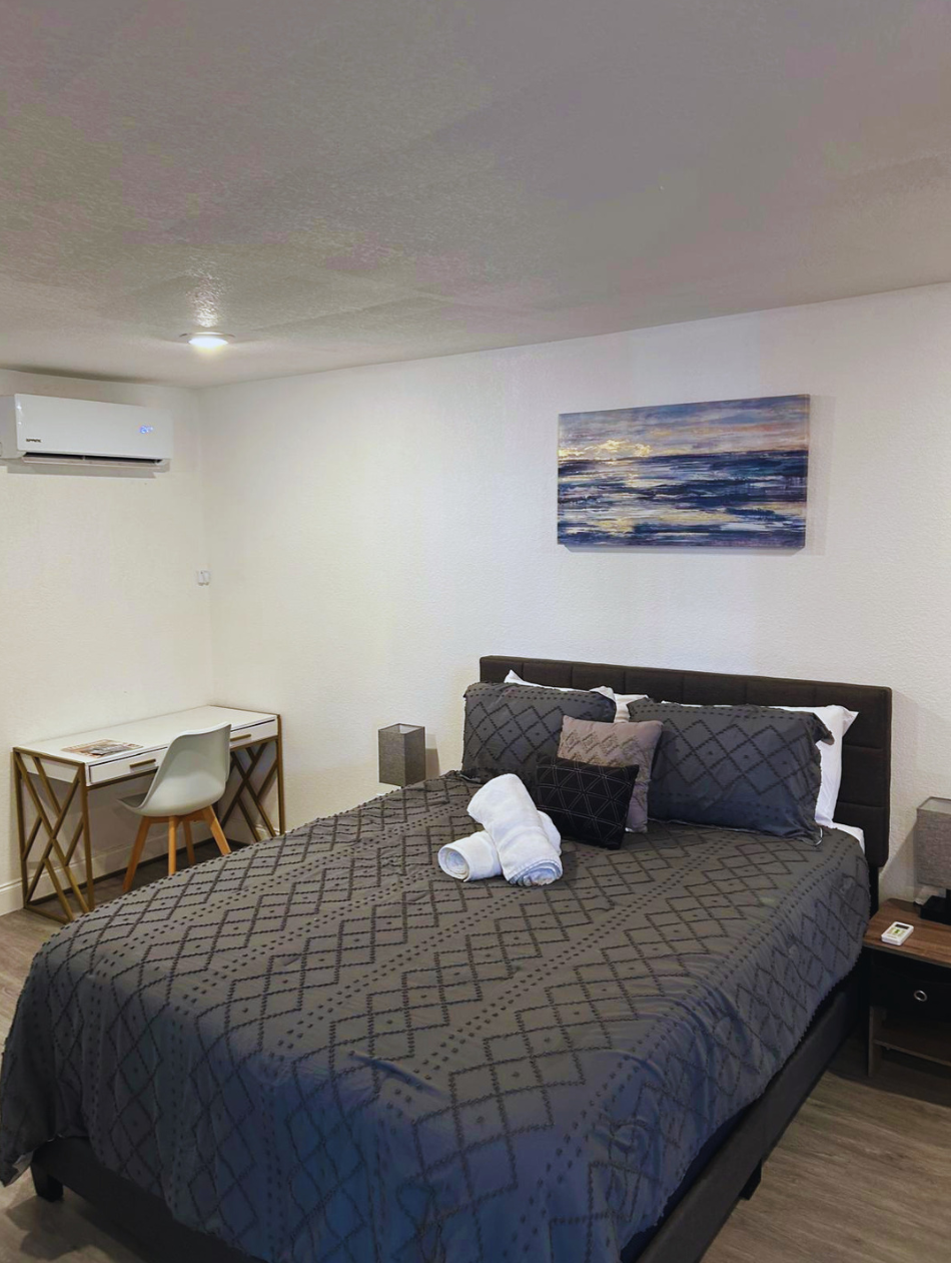Spacious, well-lit studio with A/C and essential amenities for a comfortable stay. Lakeland, FL