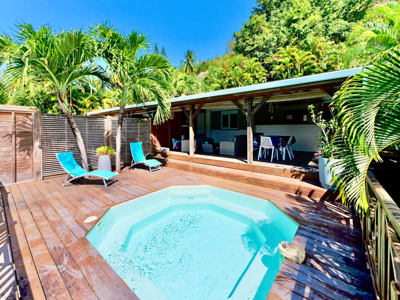 La terrasse et le coin piscine
