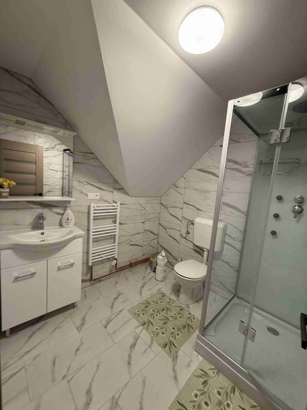 Fiecare cameră are baie proprie.