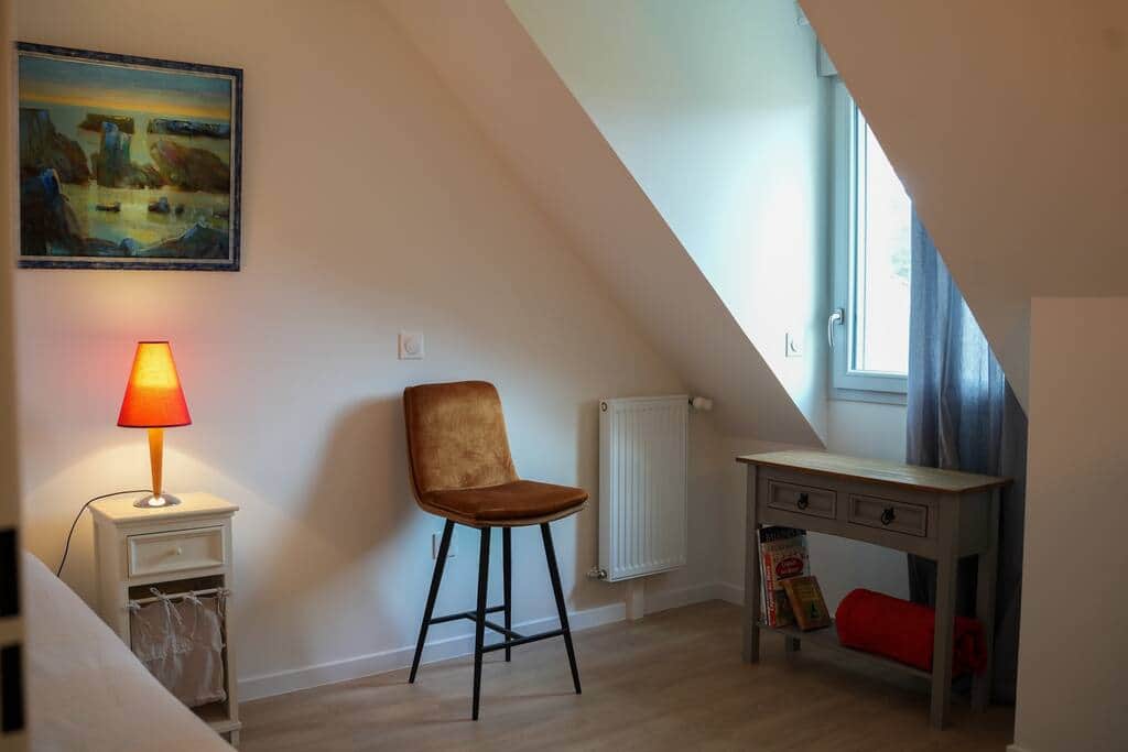 Chambre avec 1 lit gigogne, et 1 commode.