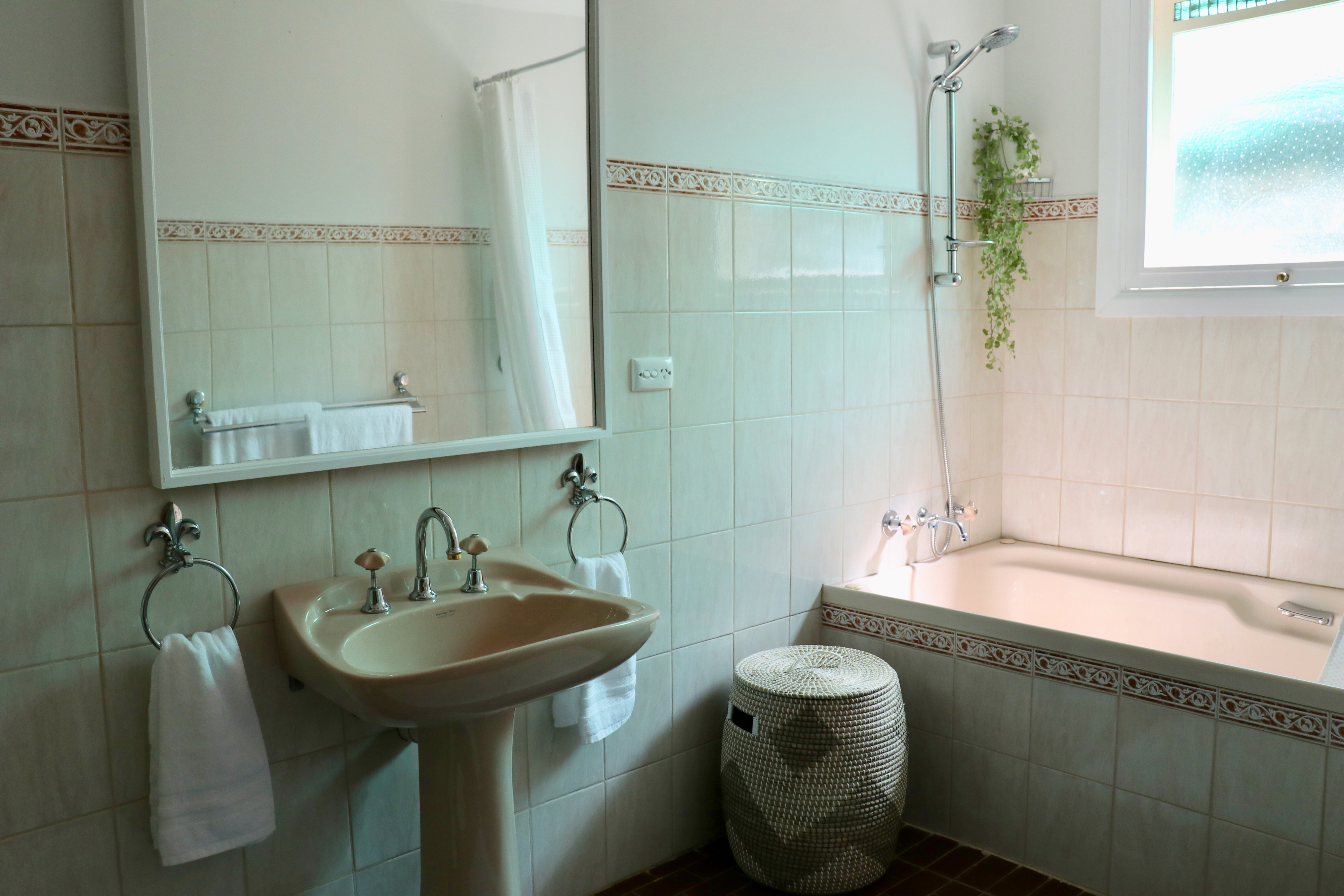 Maldon Views Queen Bathroom