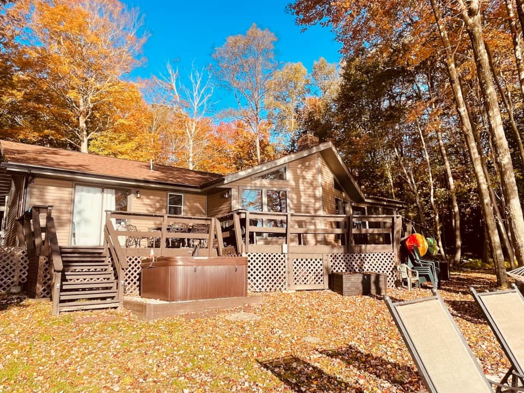Lakeside Oasis *Lake Front * Kayaks * Hot Tub* Big Bass Lake, Poconos PA